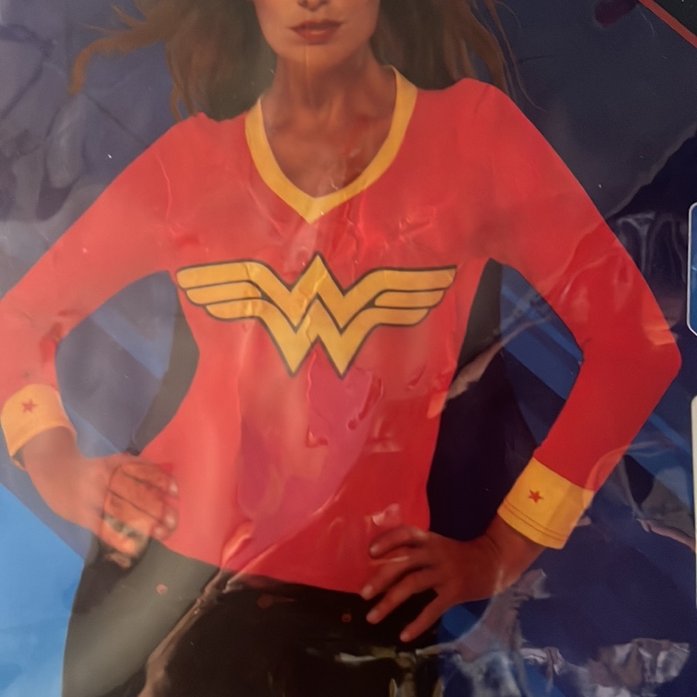 Wonder Woman - Picture 2 of 5